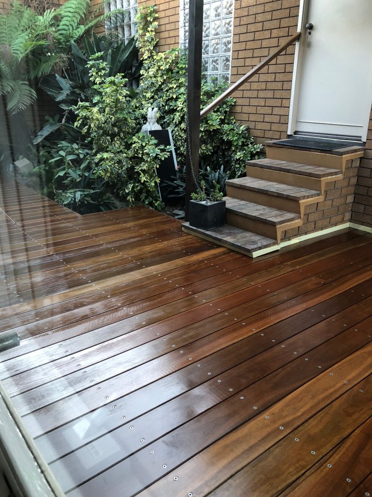 Oiling a timber hardwood deck